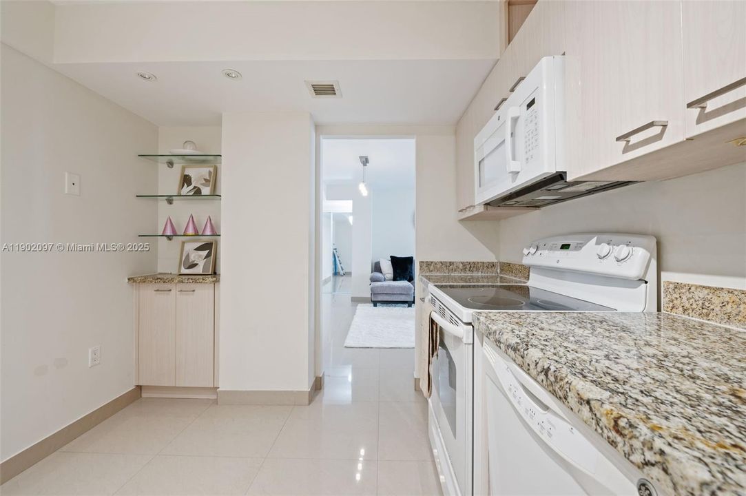 For Sale: $295,000 (2 beds, 2 baths, 1100 Square Feet)