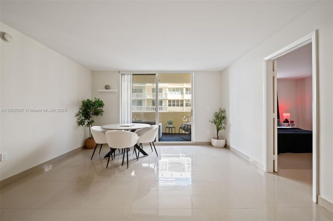 For Sale: $295,000 (2 beds, 2 baths, 1100 Square Feet)