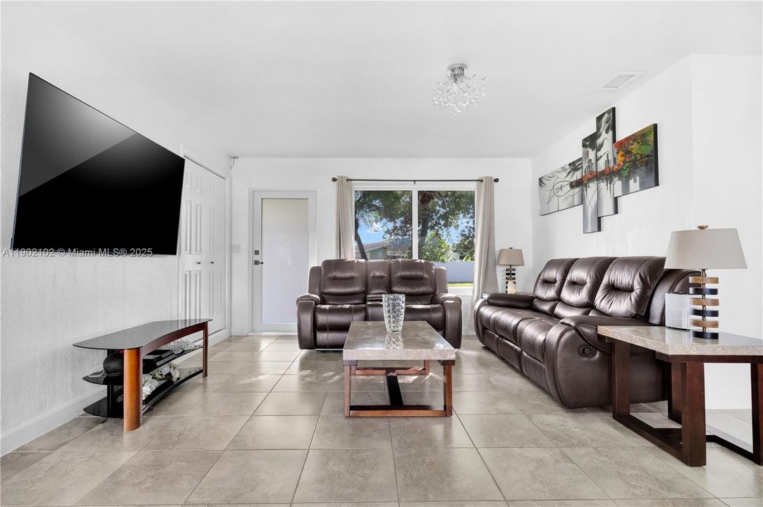 Recently Sold: $629,900 (3 beds, 2 baths, 1199 Square Feet)