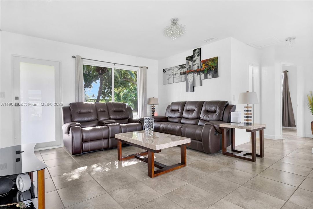 Recently Sold: $629,900 (3 beds, 2 baths, 1199 Square Feet)