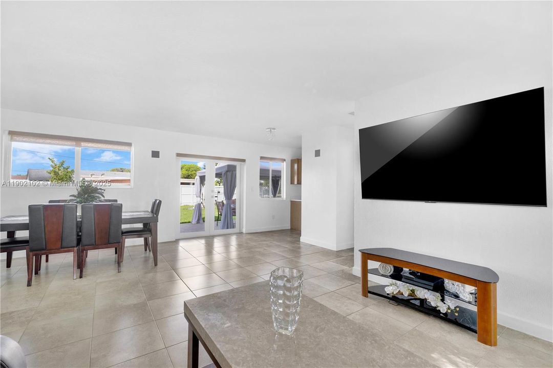 Recently Sold: $629,900 (3 beds, 2 baths, 1199 Square Feet)