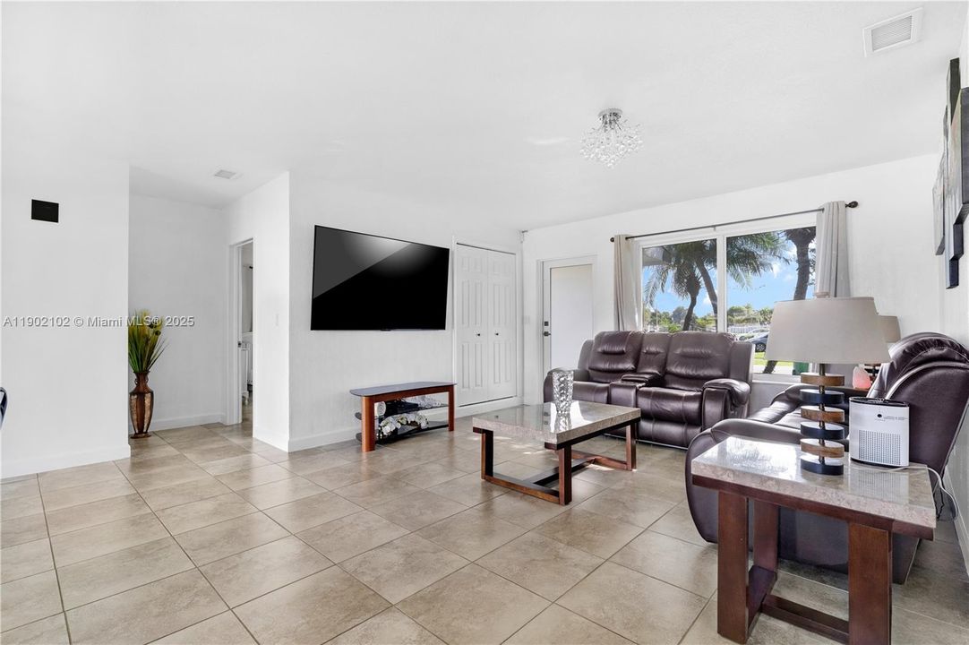 Recently Sold: $629,900 (3 beds, 2 baths, 1199 Square Feet)