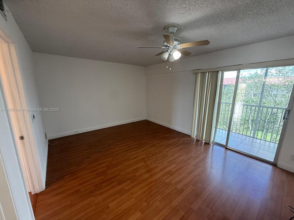 Active With Contract: $135,000 (1 beds, 1 baths, 811 Square Feet)