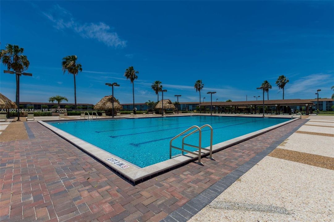 Active With Contract: $135,000 (1 beds, 1 baths, 811 Square Feet)