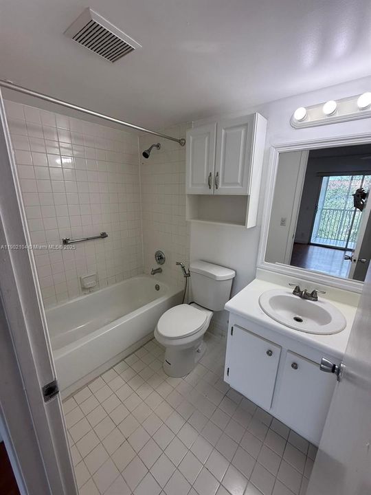 Active With Contract: $135,000 (1 beds, 1 baths, 811 Square Feet)