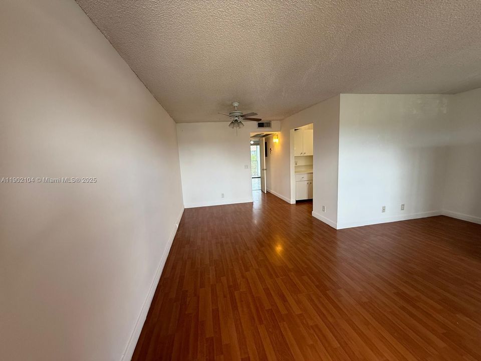 Active With Contract: $135,000 (1 beds, 1 baths, 811 Square Feet)