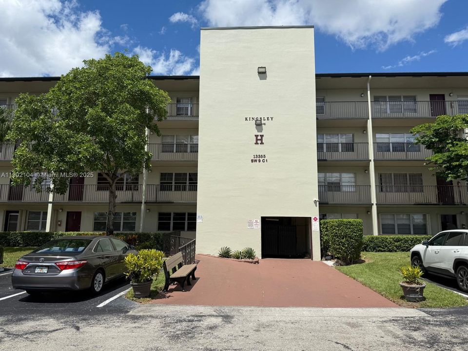Active With Contract: $135,000 (1 beds, 1 baths, 811 Square Feet)