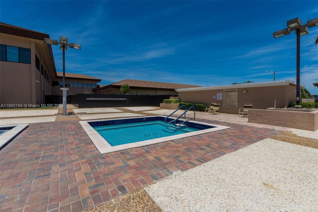 Active With Contract: $135,000 (1 beds, 1 baths, 811 Square Feet)