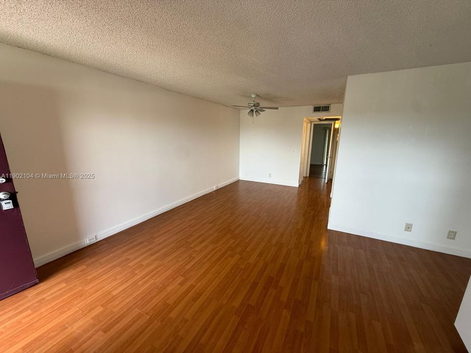 Active With Contract: $135,000 (1 beds, 1 baths, 811 Square Feet)