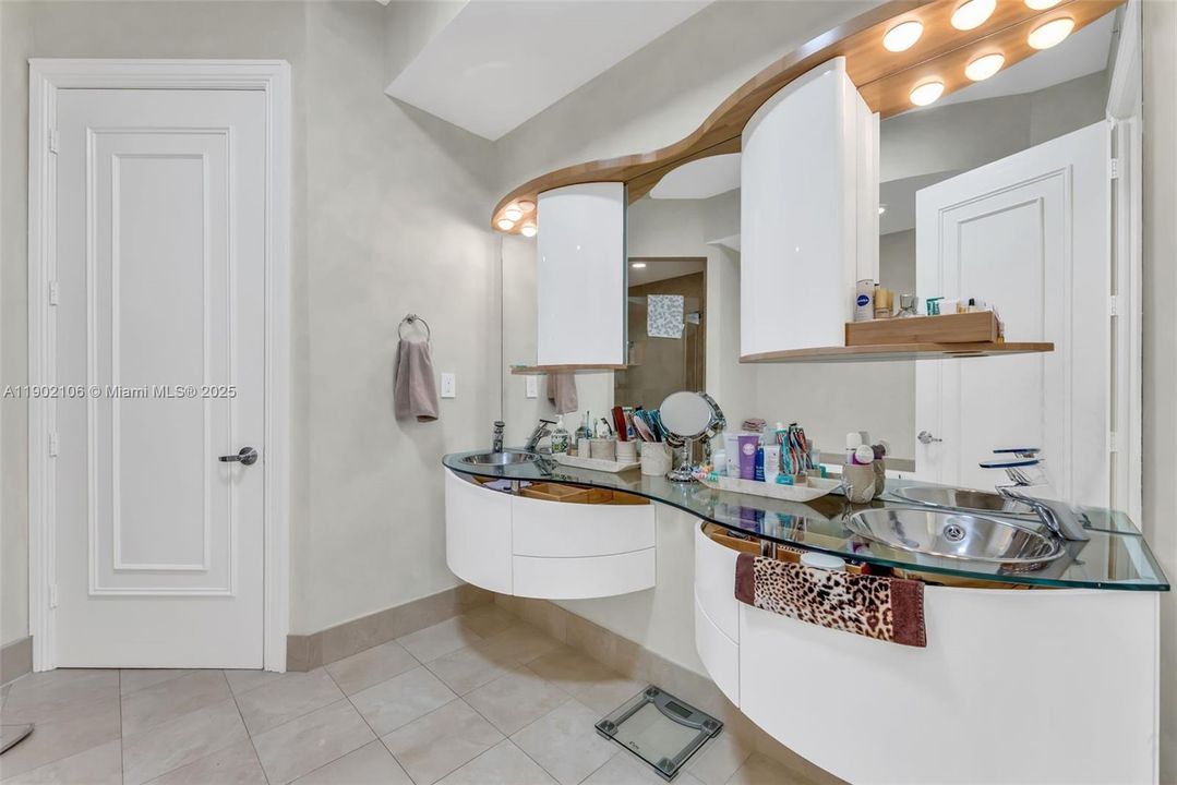 For Sale: $1,229,000 (2 beds, 2 baths, 1276 Square Feet)