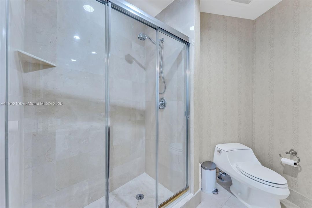 For Sale: $1,229,000 (2 beds, 2 baths, 1276 Square Feet)