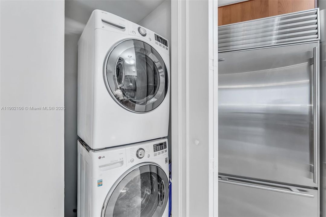 For Sale: $1,229,000 (2 beds, 2 baths, 1276 Square Feet)