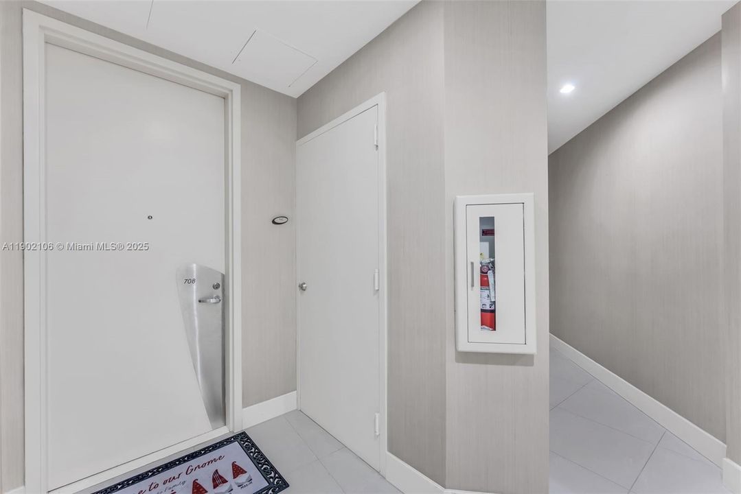 For Sale: $1,229,000 (2 beds, 2 baths, 1276 Square Feet)