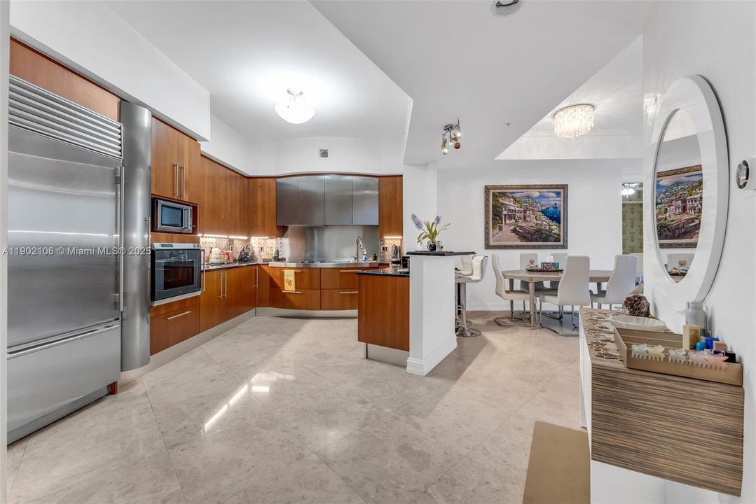 For Sale: $1,229,000 (2 beds, 2 baths, 1276 Square Feet)