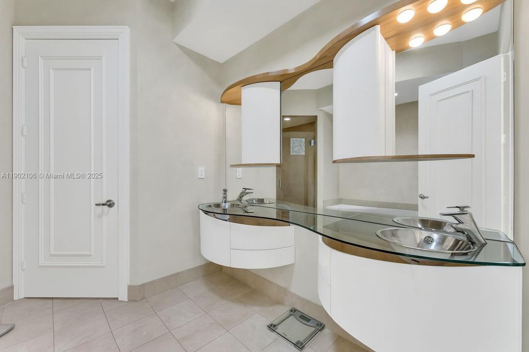 For Sale: $1,229,000 (2 beds, 2 baths, 1276 Square Feet)