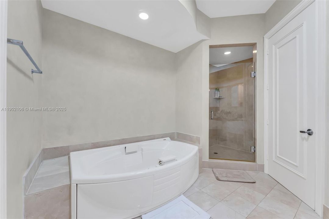 For Sale: $1,229,000 (2 beds, 2 baths, 1276 Square Feet)