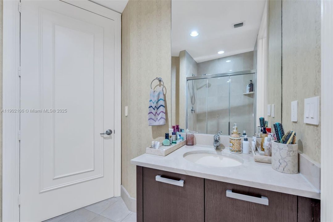 For Sale: $1,229,000 (2 beds, 2 baths, 1276 Square Feet)