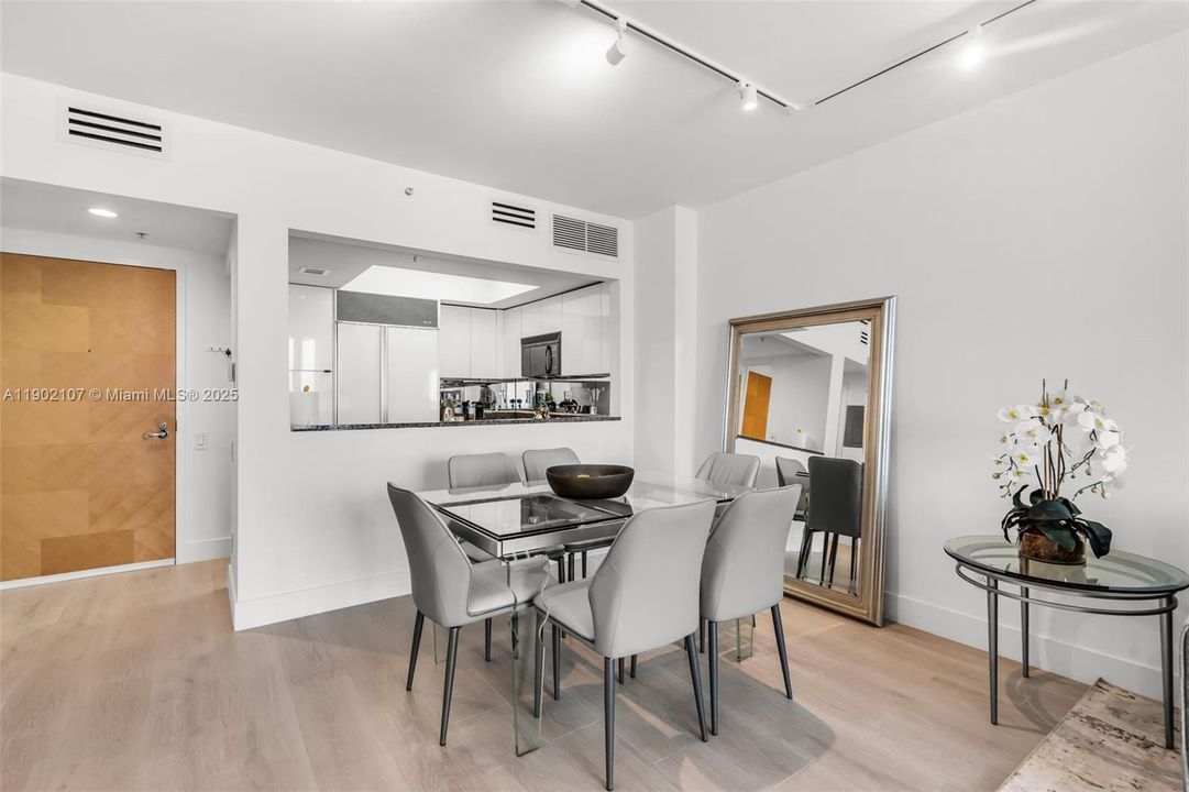 For Sale: $1,250,000 (1 beds, 2 baths, 940 Square Feet)