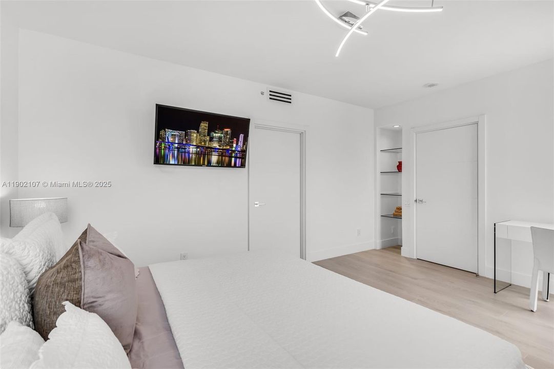 For Sale: $1,250,000 (1 beds, 2 baths, 940 Square Feet)