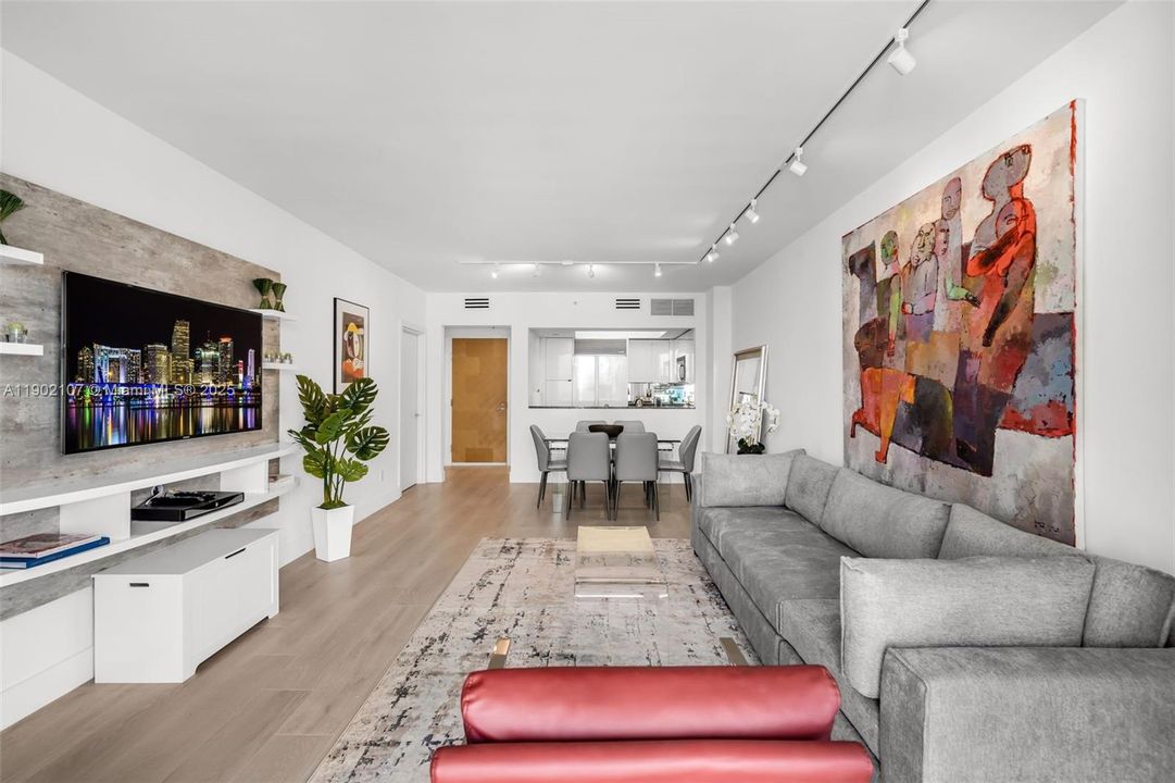 For Sale: $1,250,000 (1 beds, 2 baths, 940 Square Feet)