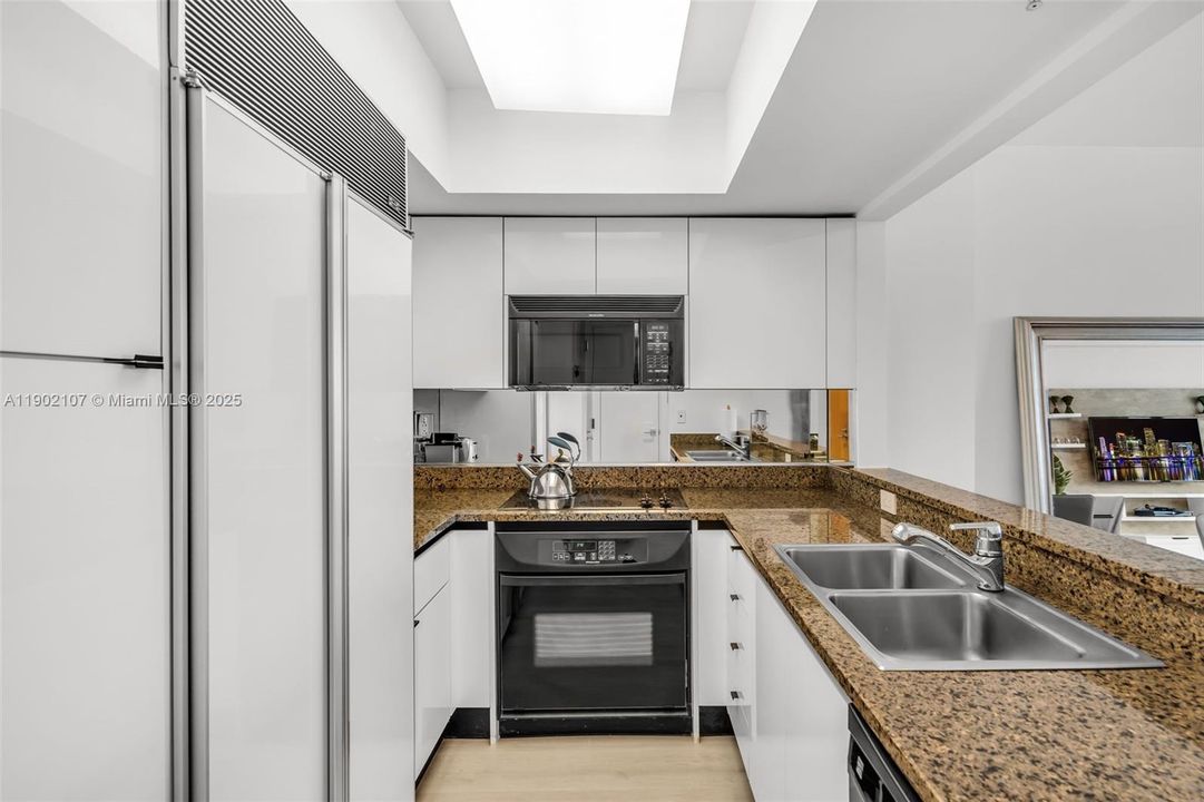 For Sale: $1,250,000 (1 beds, 2 baths, 940 Square Feet)