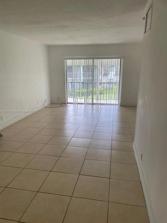 For Rent: $1,550 (1 beds, 1 baths, 760 Square Feet)