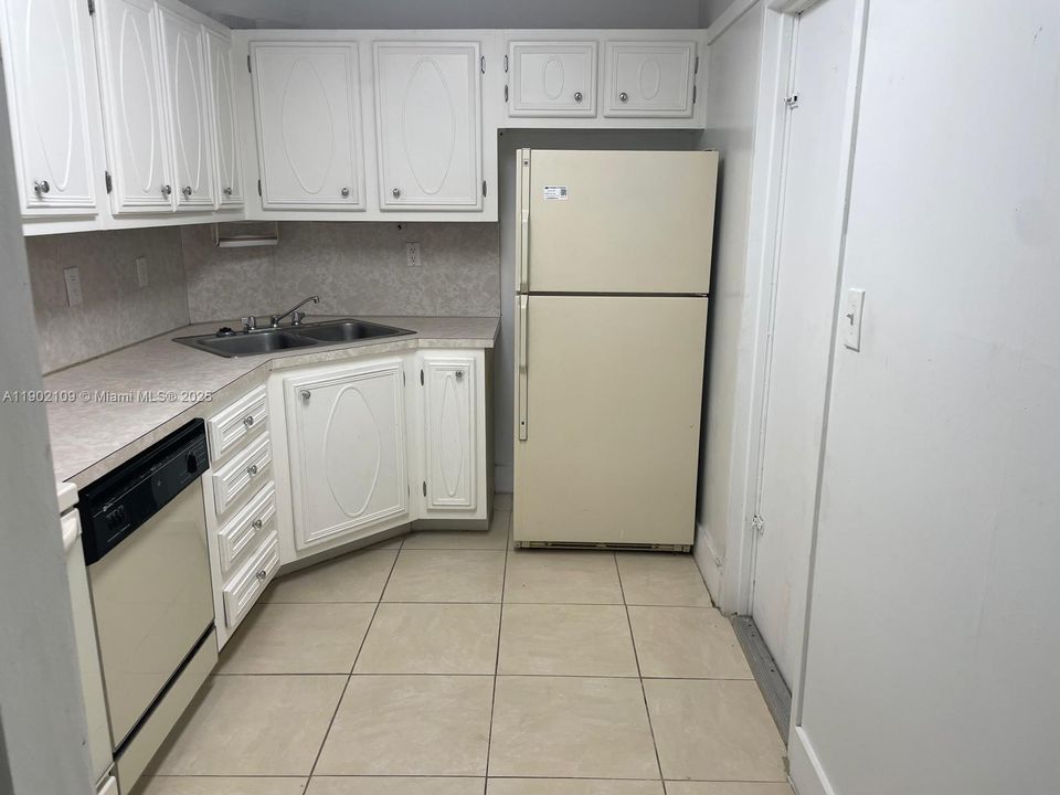 For Rent: $1,550 (1 beds, 1 baths, 760 Square Feet)