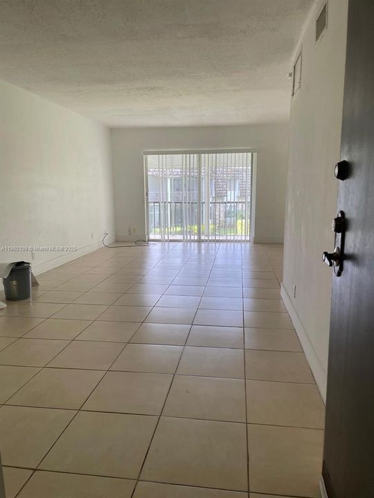 For Rent: $1,550 (1 beds, 1 baths, 760 Square Feet)