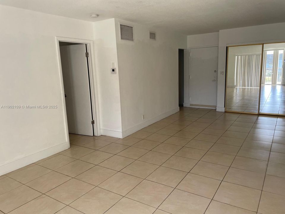 For Rent: $1,550 (1 beds, 1 baths, 760 Square Feet)