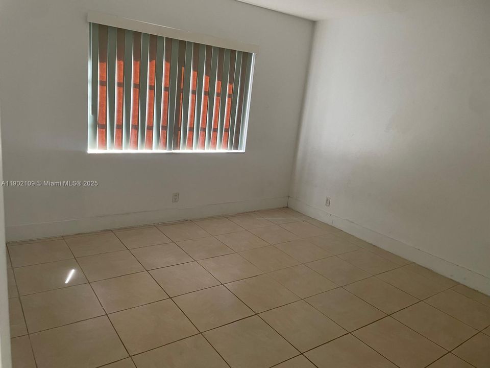 For Rent: $1,550 (1 beds, 1 baths, 760 Square Feet)
