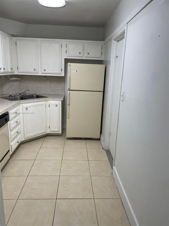 For Rent: $1,550 (1 beds, 1 baths, 760 Square Feet)
