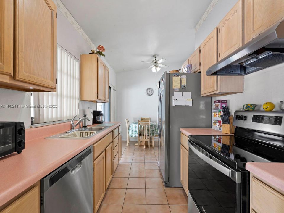 Active With Contract: $540,000 (4 beds, 2 baths, 1423 Square Feet)