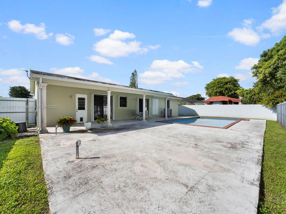 Active With Contract: $540,000 (4 beds, 2 baths, 1423 Square Feet)