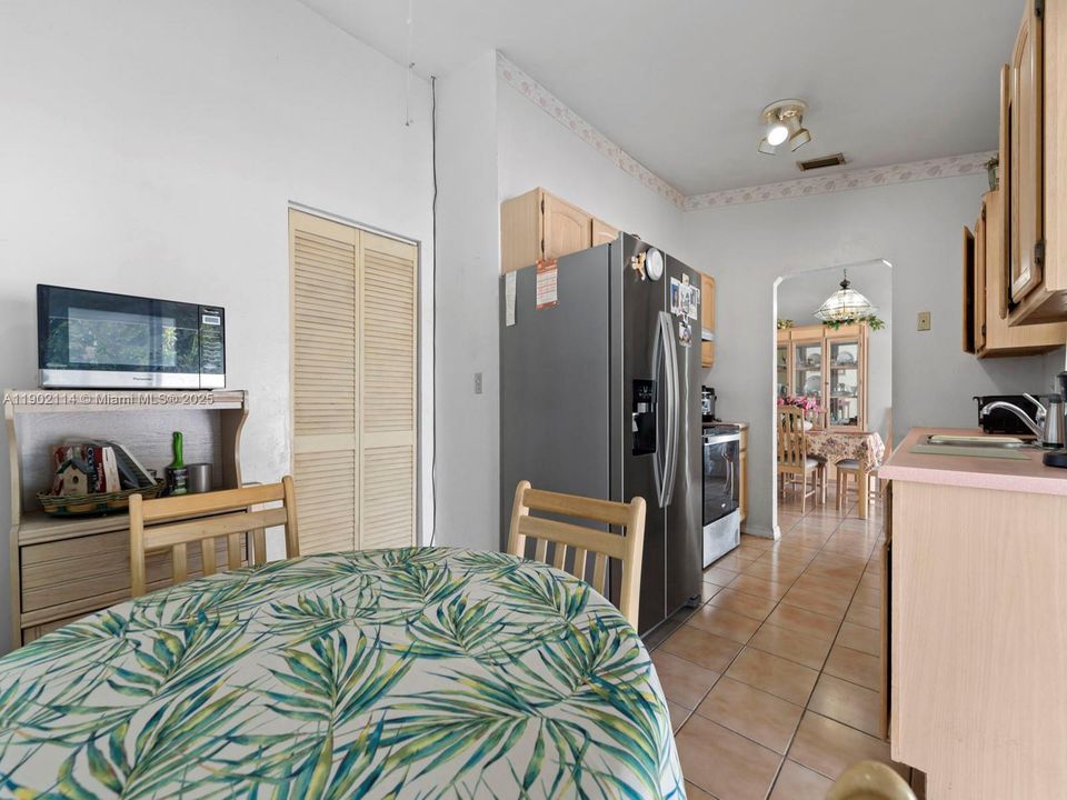 Active With Contract: $540,000 (4 beds, 2 baths, 1423 Square Feet)