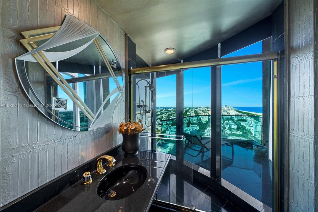 En Venta: $11,250,000 (3 camas, 4 baños, 5450 Pies cuadrados)