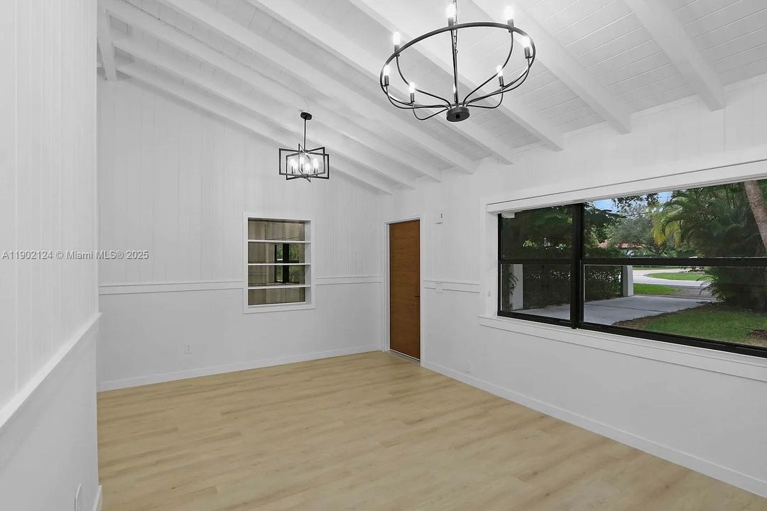 最近租的: $4,750 (4 贝兹, 2 浴室, 1685 平方英尺)