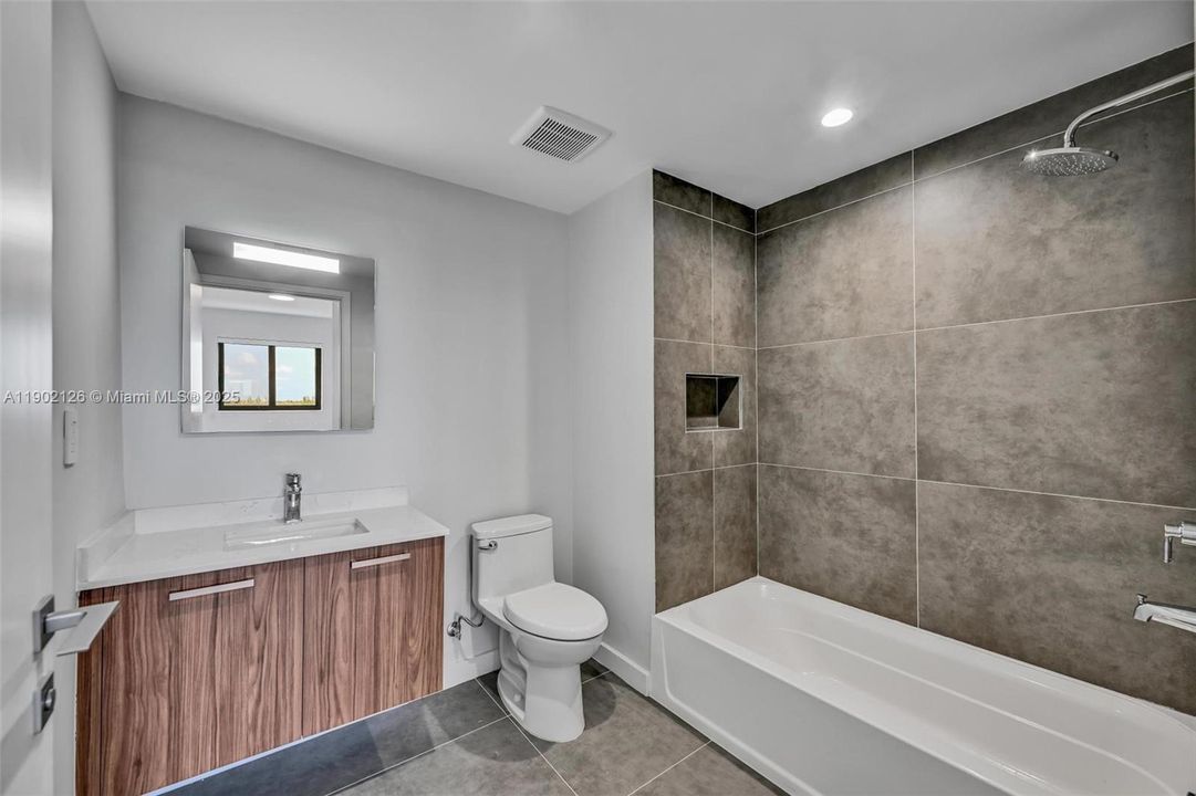 В аренду: $2,571 (2 спален, 2 ванн, 901 Квадратных фут)