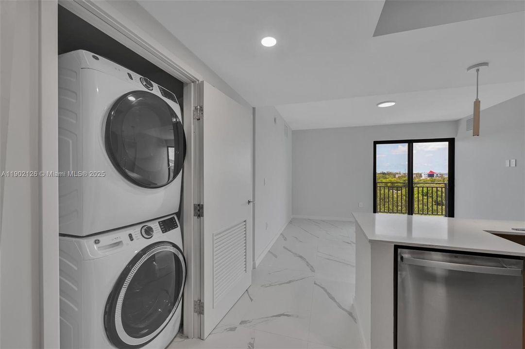 В аренду: $2,571 (2 спален, 2 ванн, 901 Квадратных фут)