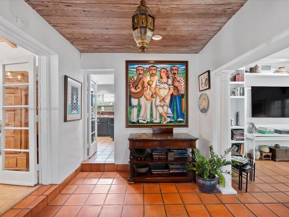 合同活跃: $1,650,000 (4 贝兹, 3 浴室, 2722 平方英尺)