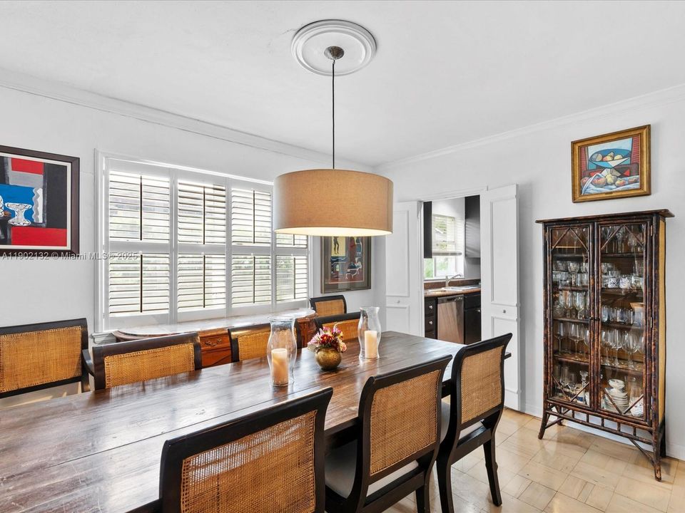 合同活跃: $1,650,000 (4 贝兹, 3 浴室, 2722 平方英尺)