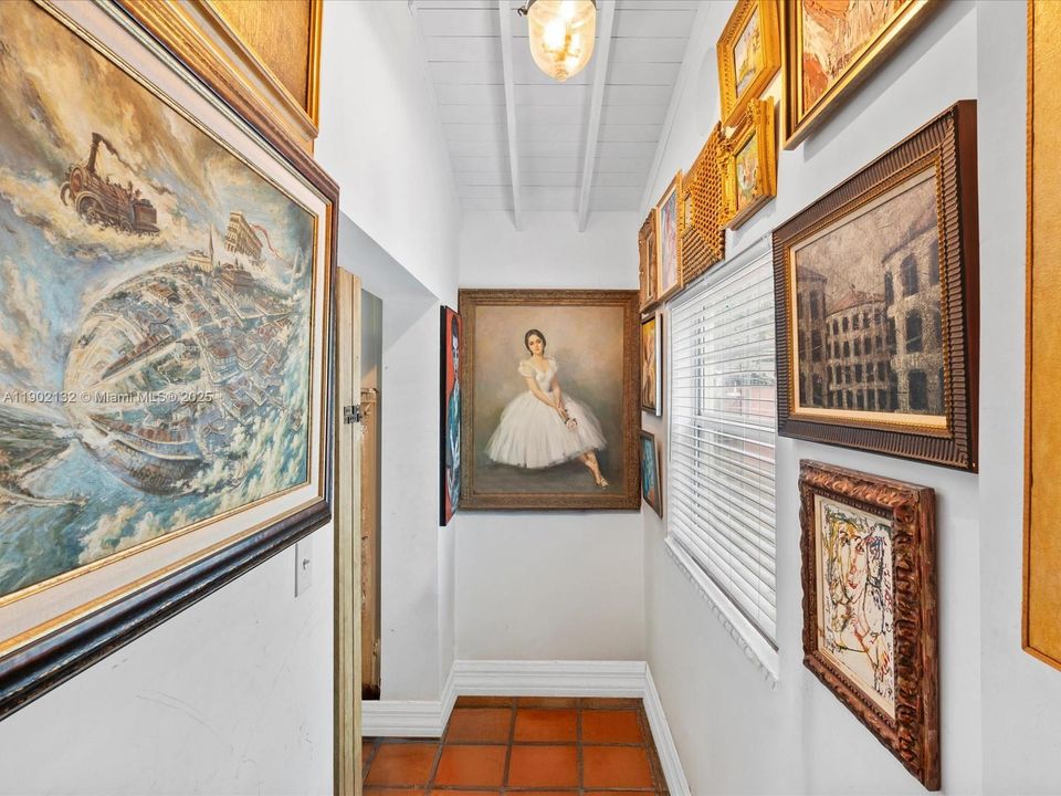 合同活跃: $1,650,000 (4 贝兹, 3 浴室, 2722 平方英尺)