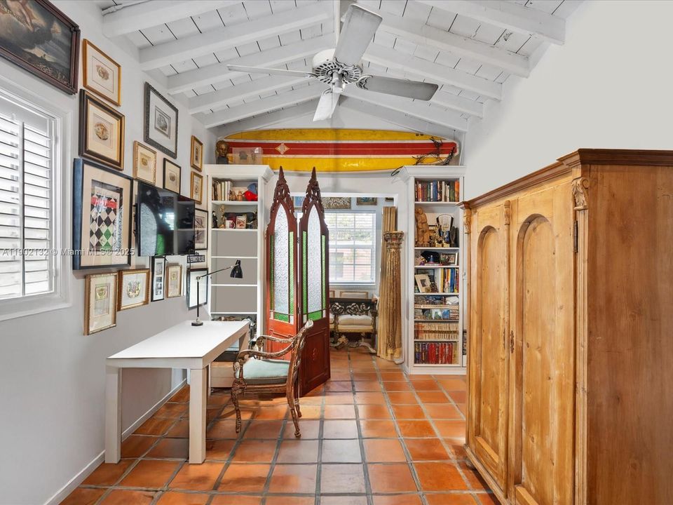 合同活跃: $1,650,000 (4 贝兹, 3 浴室, 2722 平方英尺)