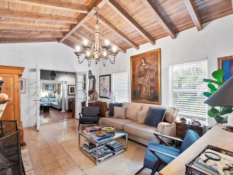 合同活跃: $1,650,000 (4 贝兹, 3 浴室, 2722 平方英尺)