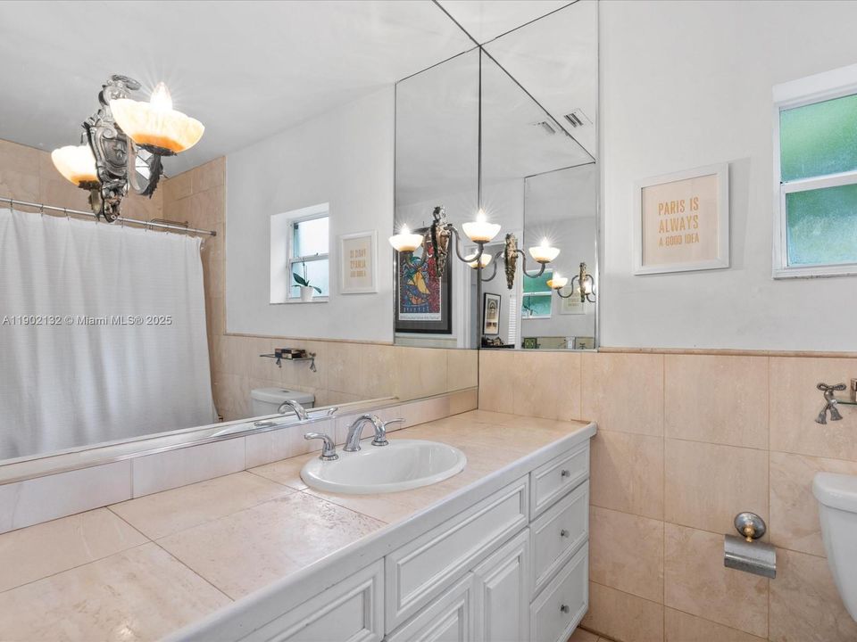 合同活跃: $1,650,000 (4 贝兹, 3 浴室, 2722 平方英尺)