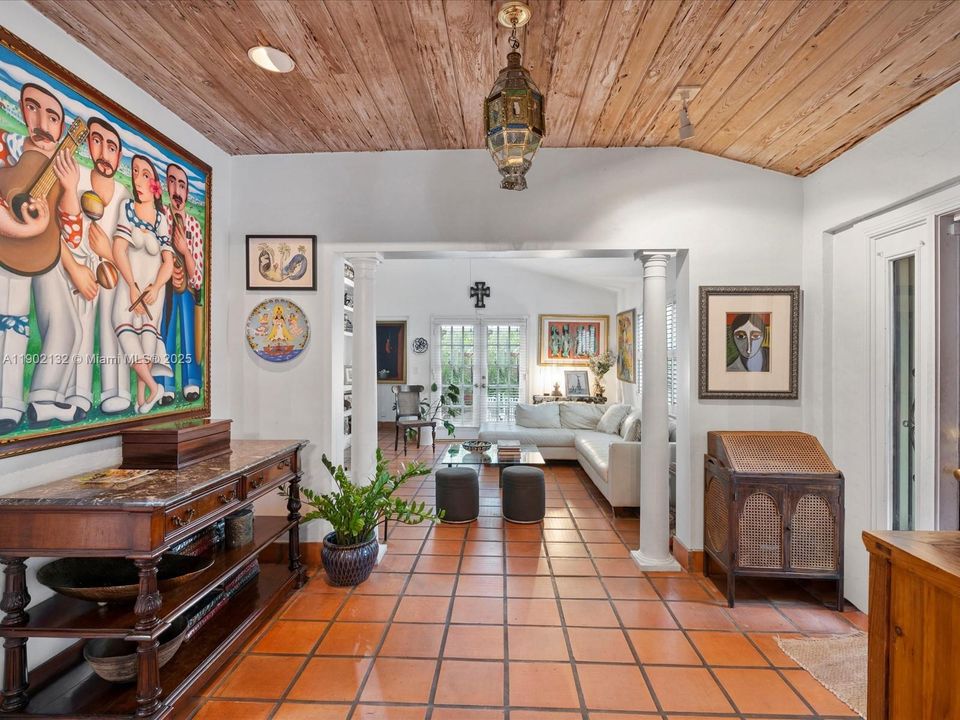 合同活跃: $1,650,000 (4 贝兹, 3 浴室, 2722 平方英尺)