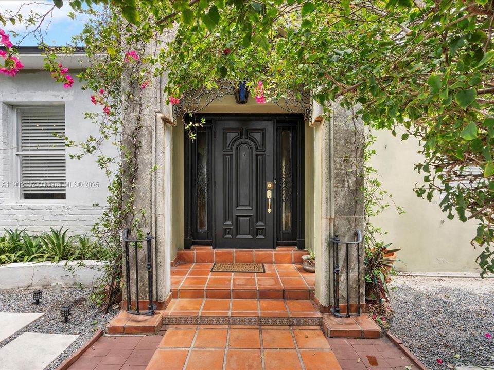 合同活跃: $1,650,000 (4 贝兹, 3 浴室, 2722 平方英尺)