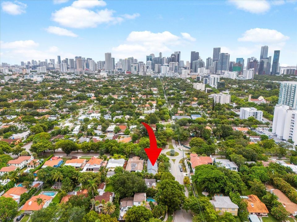 合同活跃: $1,650,000 (4 贝兹, 3 浴室, 2722 平方英尺)