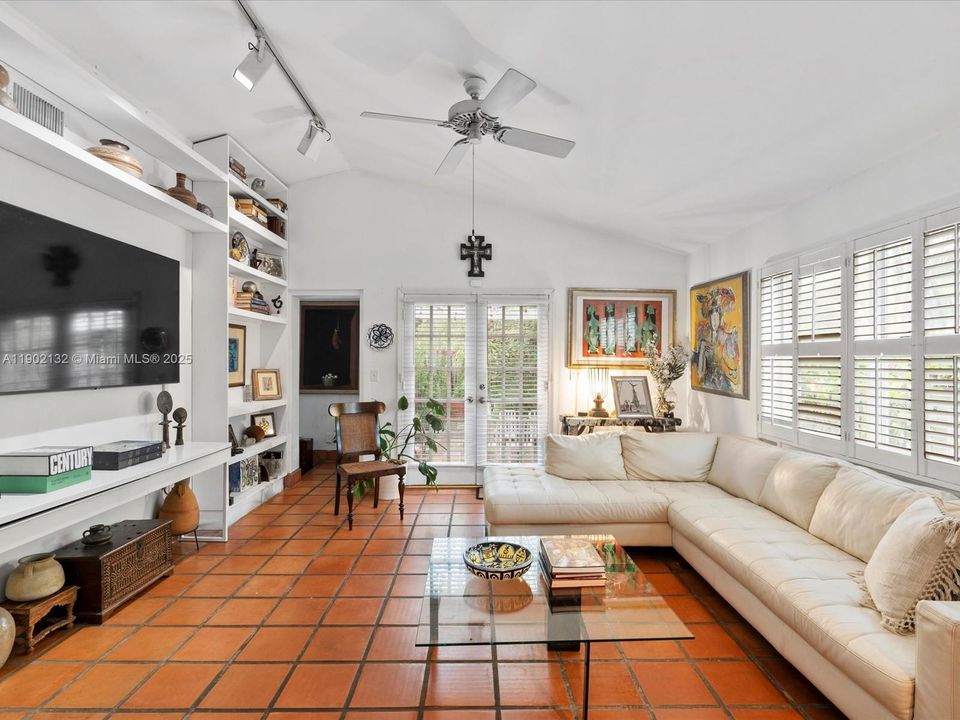 合同活跃: $1,650,000 (4 贝兹, 3 浴室, 2722 平方英尺)