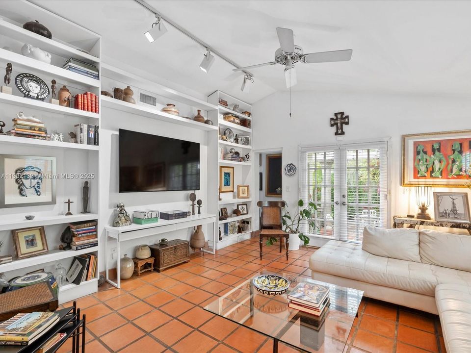 合同活跃: $1,650,000 (4 贝兹, 3 浴室, 2722 平方英尺)