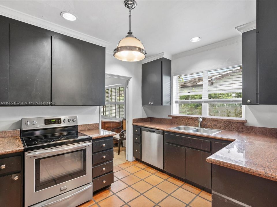 合同活跃: $1,650,000 (4 贝兹, 3 浴室, 2722 平方英尺)